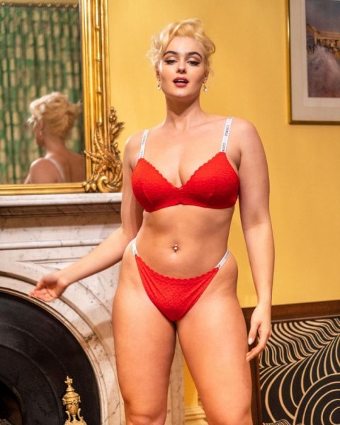 27-летняя австралийская модель и художница Стефании Феррарио (Stefania Ferrario) на фото в Instagram