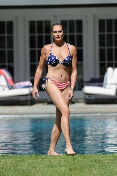 55-летняя американская актриса и модель Брук Шилдс (Brooke Shields) в купальнике