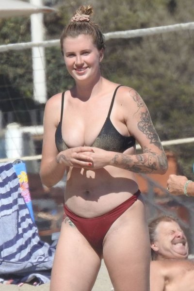 24-летняя американская модель и актриса Айрленд Болдуин (Ireland Baldwin) отдыхает с друзьями в Малибу