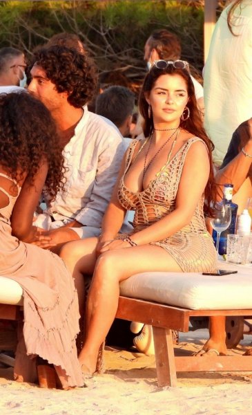 25-летняя британская модель и интернет-звезда Деми Роуз (Demi Rose) с друзьями на отдыхе в Испании