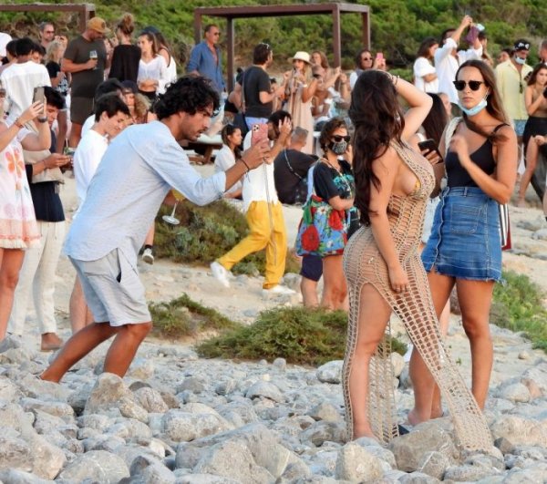 25-летняя британская модель и интернет-звезда Деми Роуз (Demi Rose) с друзьями на отдыхе в Испании
