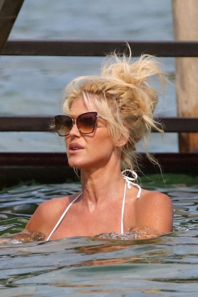 45-летняя шведская фотомодель, актриса, певица и телеведущая Виктория Сильвстедт (Victoria Silvstedt) на пляже в бикини