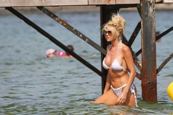 45-летняя шведская фотомодель, актриса, певица и телеведущая Виктория Сильвстедт (Victoria Silvstedt) на пляже в бикини