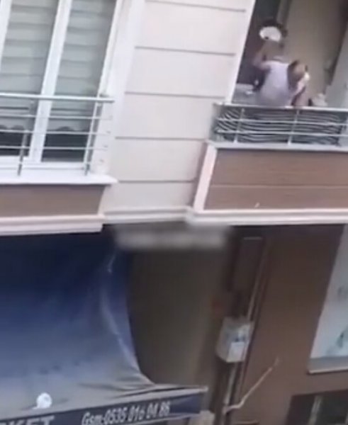 Мужчина выпал с балкона во время перепалки со своей девушкой