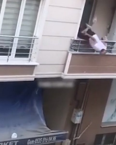 Мужчина выпал с балкона во время перепалки со своей девушкой