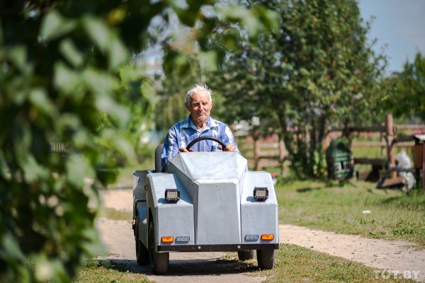 Мастер на все руки: 87-летний дедушка из-под Светлогорска сделал себе электромобиль