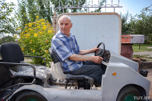 Мастер на все руки: 87-летний дедушка из-под Светлогорска сделал себе электромобиль