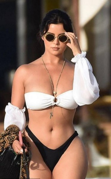 25-летняя британская модель и интернет-звезда Деми Роуз (Demi Rose) на фотосессии в Испании