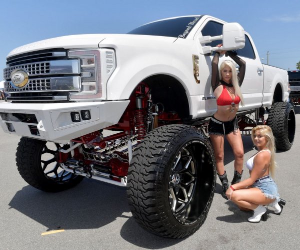 Daytona Truck Meet 2020: эксклюзивные грузовики и красивые девушки