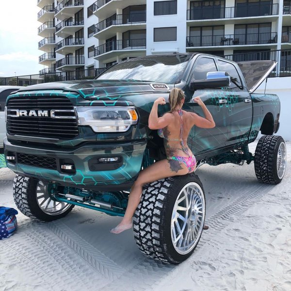 Daytona Truck Meet 2020: эксклюзивные грузовики и красивые девушки