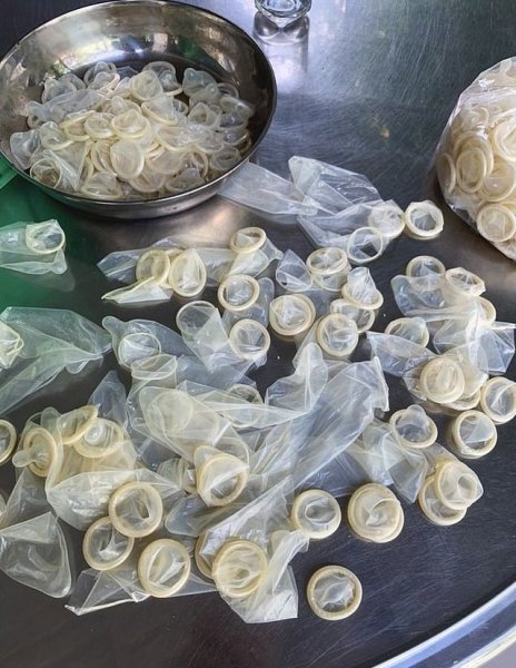 Полиция Вьетнама изъяла 324 000 использованных презервативов, которые были переработаны для повторной продажи