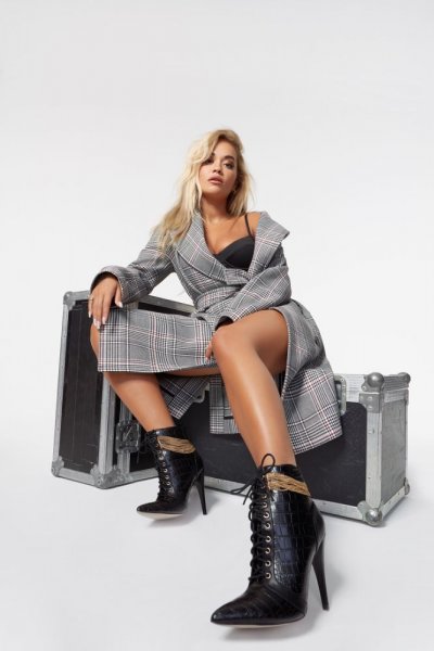 29-летняя британская певица, автор песен и актриса Rita Ora (Рита Ора) демонстрирует новую коллекцию обуви