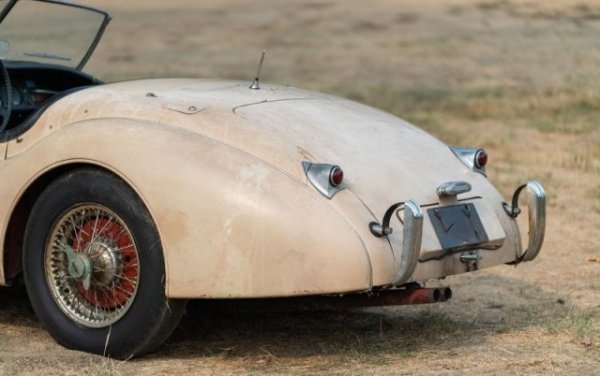 Jaguar XK120 1954 года, несколько десятилетий простоявший в гараже