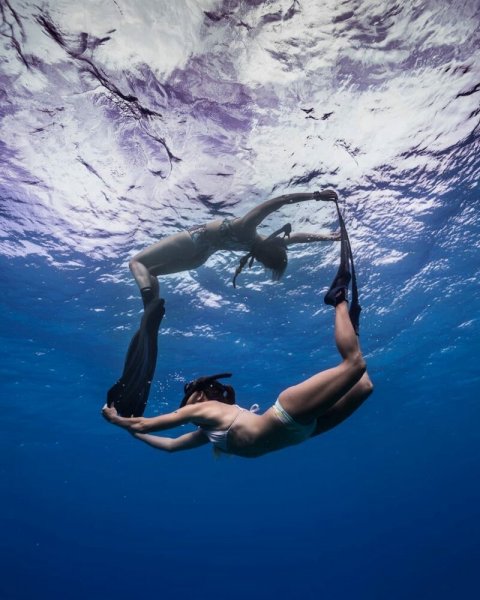 «Большой и синий океан»: фотограф-фридайвер показал удивительную серию подводных кадров