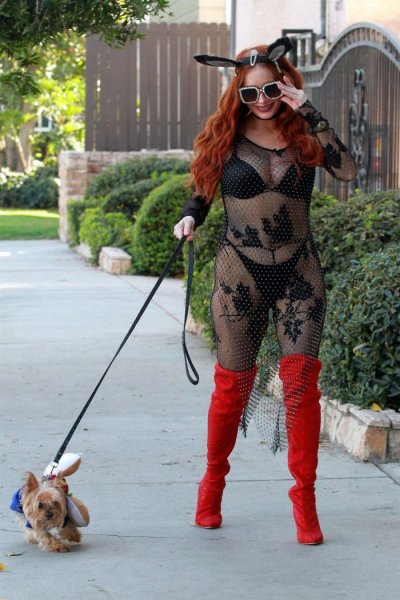 48-летняя американская модель и актриса Фиби Прайс (Phoebe Price) на прогулке с собачкой перед Хэллоуином