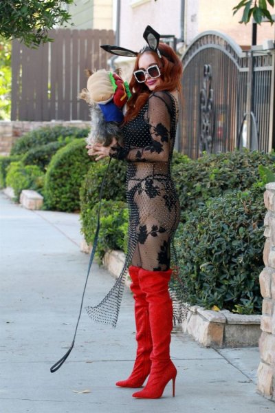 48-летняя американская модель и актриса Фиби Прайс (Phoebe Price) на прогулке с собачкой перед Хэллоуином