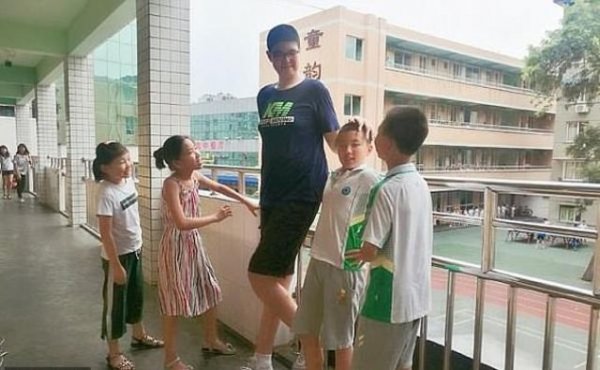 Рен Кей - 14-летний мальчик-великан из Китая, который может стать самым высоким человеком в мире