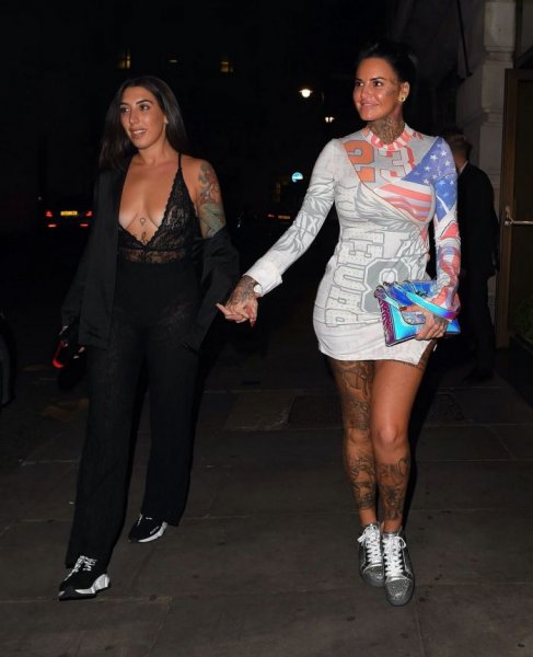 32-летняя британская гламурная модель и телезвезда Джемма Люси (Jemma Lucy) в экстравагантном наряде