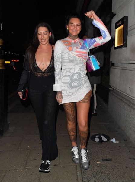 32-летняя британская гламурная модель и телезвезда Джемма Люси (Jemma Lucy) в экстравагантном наряде