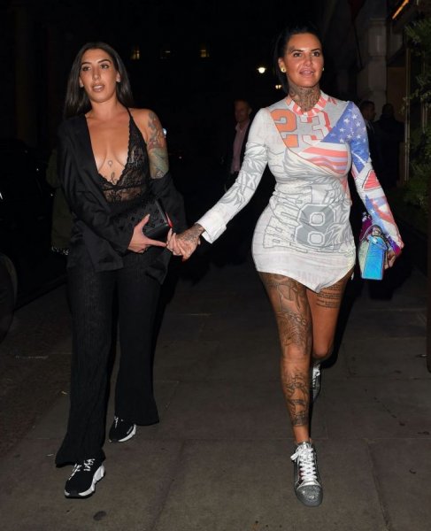 32-летняя британская гламурная модель и телезвезда Джемма Люси (Jemma Lucy) в экстравагантном наряде