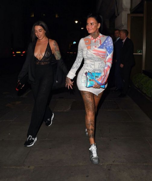 32-летняя британская гламурная модель и телезвезда Джемма Люси (Jemma Lucy) в экстравагантном наряде