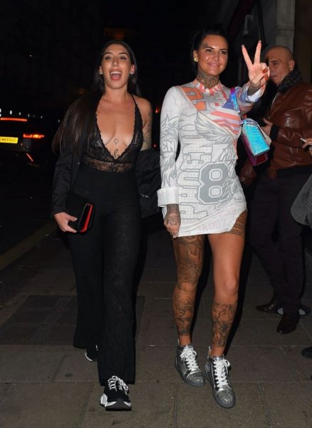 32-летняя британская гламурная модель и телезвезда Джемма Люси (Jemma Lucy) в экстравагантном наряде