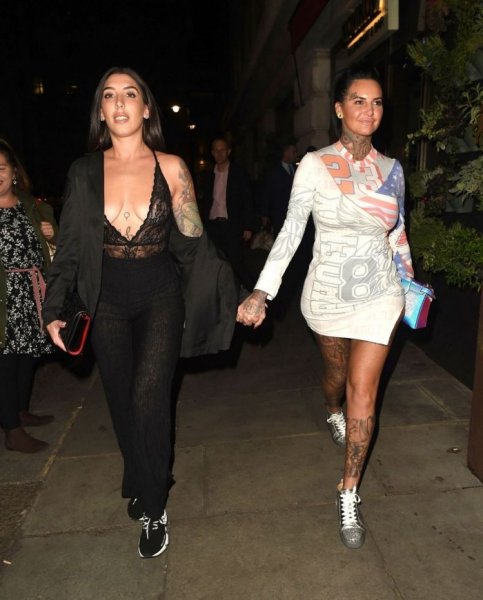 32-летняя британская гламурная модель и телезвезда Джемма Люси (Jemma Lucy) в экстравагантном наряде