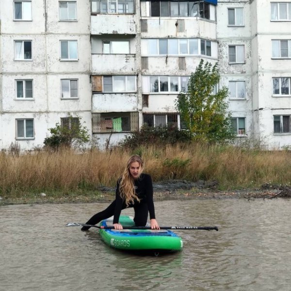 Лужа у дома в Южно-Сахалинске - теперь там катаются девушки на sup-серфинге