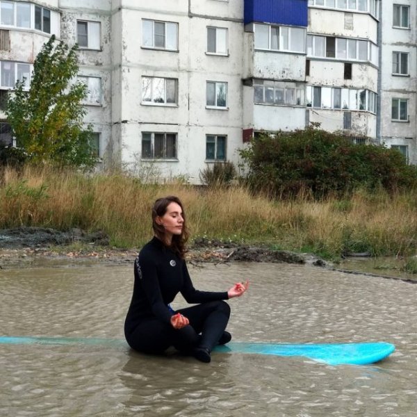 Лужа у дома в Южно-Сахалинске - теперь там катаются девушки на sup-серфинге