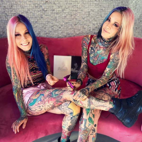 Алина и Алёна - татуированные близняшки из Германии