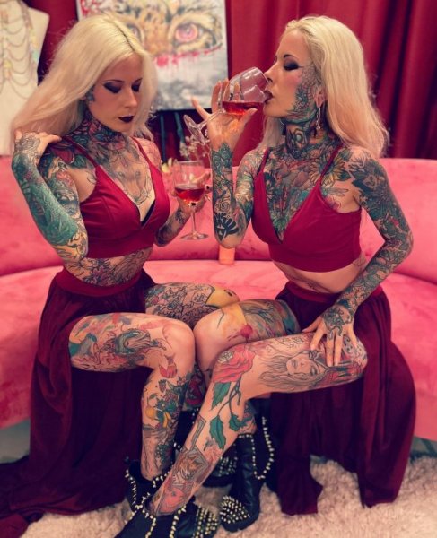 Алина и Алёна - татуированные близняшки из Германии