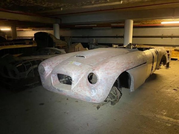 Редкие суперкары стоимостью £30 млн найдены пылящимися в заброшенном подземном гараже
