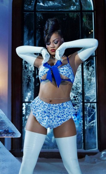 32-летняя барбадосская певица, актриса, музыкальный продюсер, модный дизайнер и филантроп Рианна (Rihanna) в нижнем белье
