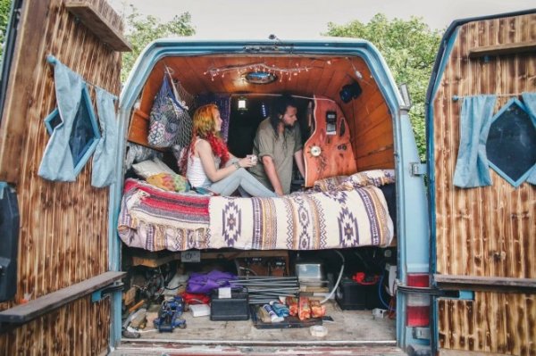 Жизнь на колесах: пара из Корнуолла превратила дешевый минивэн в уютный дом и ездит в нем по миру
