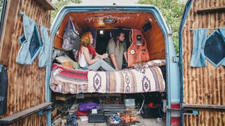 Жизнь на колесах: пара из Корнуолла превратила дешевый минивэн в уютный дом и ездит в нем по миру