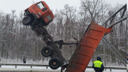 В Самаре водитель грузовика забыл опустить кузов и застрял на дорожной опоре