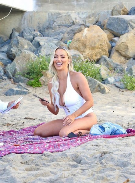 29-летняя американская актриса, предприниматель и модель Линдси Пелас (Lindsey Pelas) в купальнике