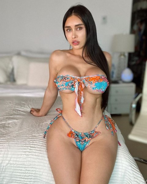 29-летняя американская модель Жослин Кано (Joselyn Cano) на фотографиях в Instagram