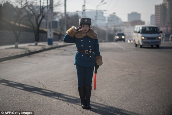 В северокорейскую дорожную полицию выбирают только красивых девушек