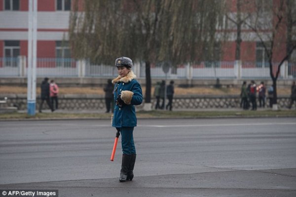 В северокорейскую дорожную полицию выбирают только красивых девушек