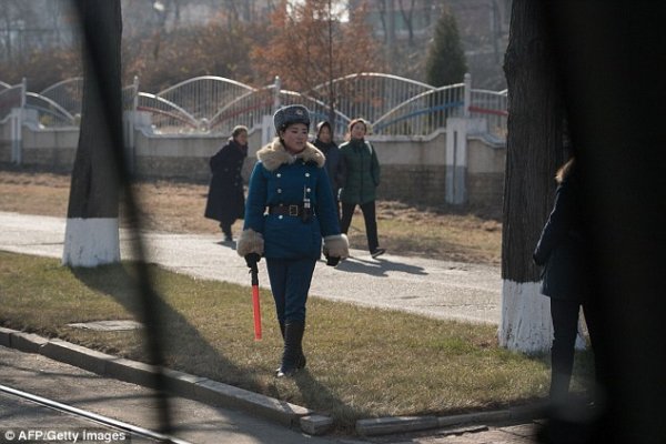 В северокорейскую дорожную полицию выбирают только красивых девушек