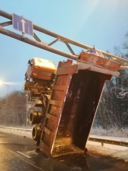 В Самаре водитель грузовика забыл опустить кузов и застрял на дорожной опоре