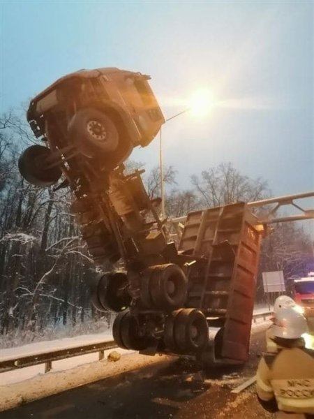 В Самаре водитель грузовика забыл опустить кузов и застрял на дорожной опоре