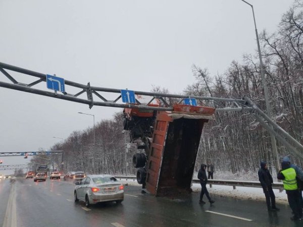 В Самаре водитель грузовика забыл опустить кузов и застрял на дорожной опоре