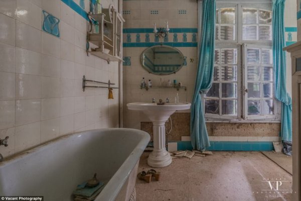 Внутри таинственного французского особняка, который 20 лет стоит заброшенным