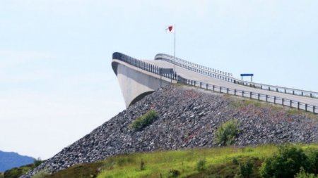 Круглый, недостроенный и бесконечный — 10 самых необычных мостов мира