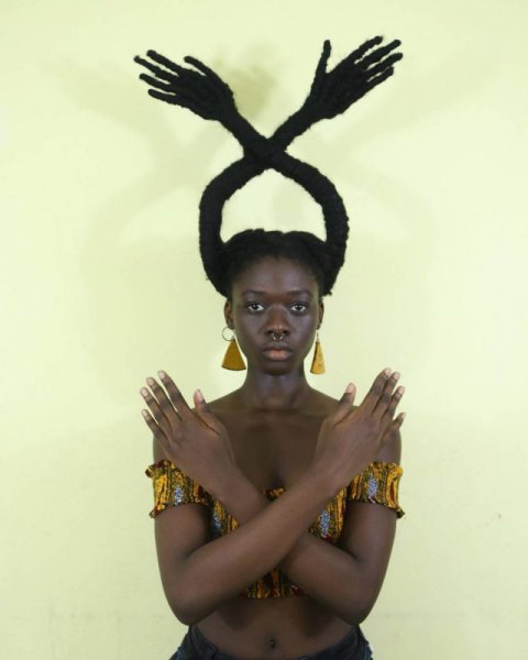 Коса-краса: африканская художница создает удивительные скульптуры из собственных волос