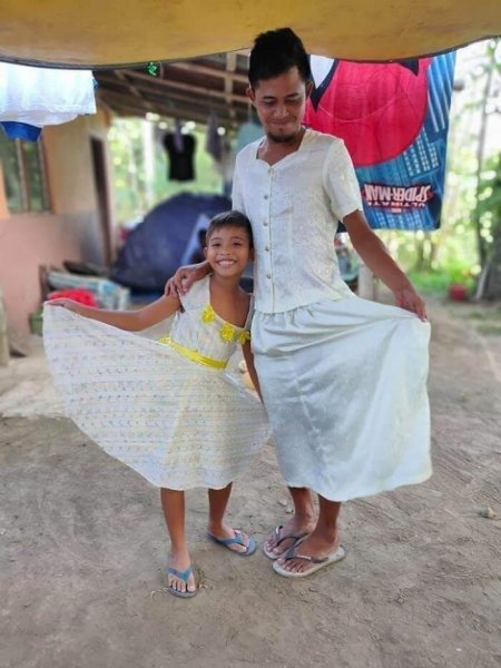 Черт-те что и с боку бантик: филиппинцы, бежавшие от вулкана, делятся фото пожертвованной одежды