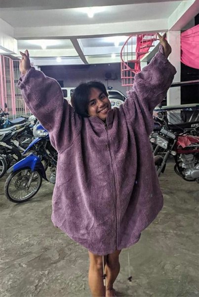 Черт-те что и с боку бантик: филиппинцы, бежавшие от вулкана, делятся фото пожертвованной одежды