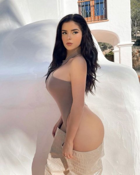 25-летняя британская модель и интернет-звезда Деми Роуз (Demi Rose) на снимках в Instagram